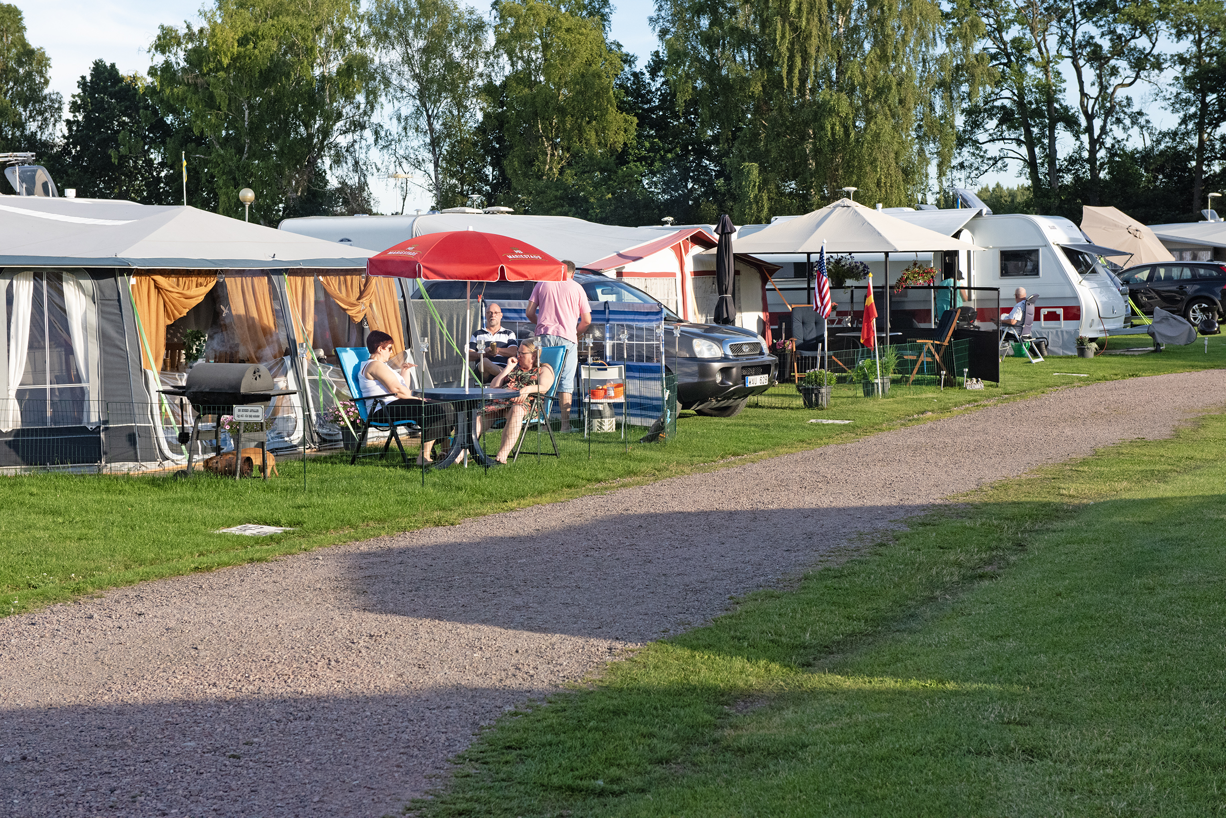 Människor som sitter i sina förtält på Jägersbo camping.