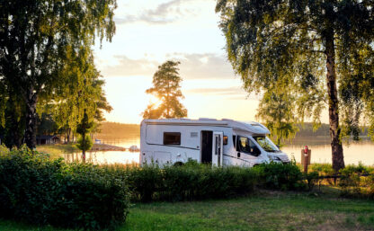 Wohnwagen Sonnenuntergang am See in Schweden Urlaub
