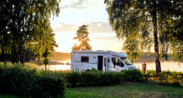 Wohnwagen Sonnenuntergang am See in Schweden Urlaub